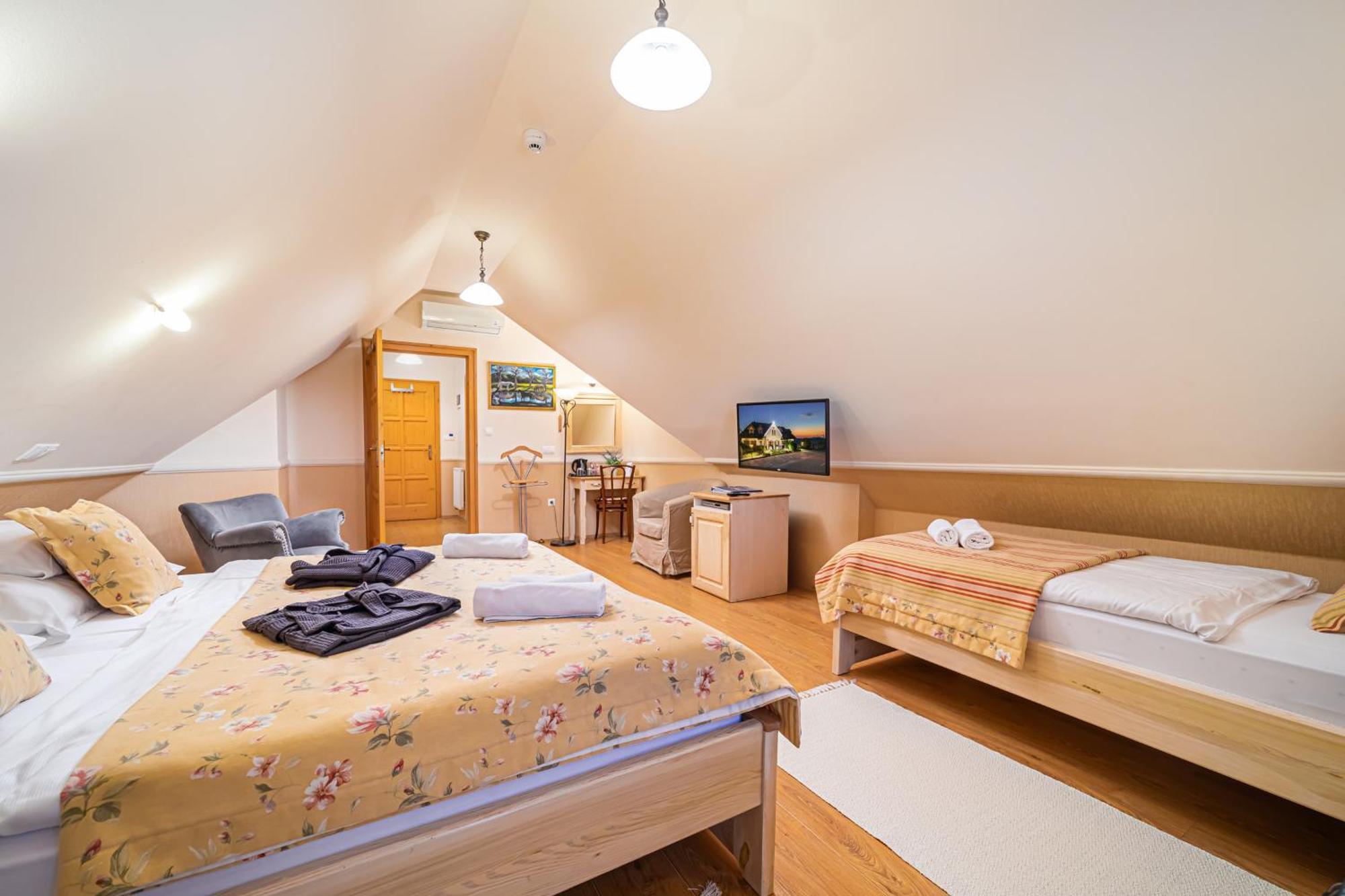 Hotel Rigotanya Relax & Wellness Panzio Buekfuerdo Esterno foto
